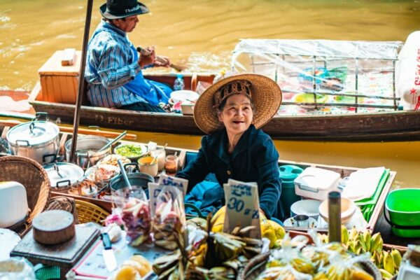 Eine Verkäuferin auf einen der schwimmenden Märkte von Thailand in ihrem Boot