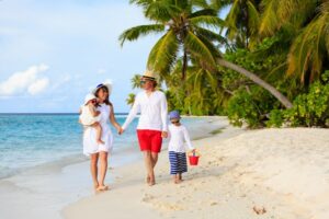 Eine junge Familie die noch im Rahmen des Samui Sandbox Programms nach Koh Samui reiste.