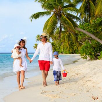 Eine junge Familie die noch im Rahmen des Samui Sandbox Programms nach Koh Samui reiste.