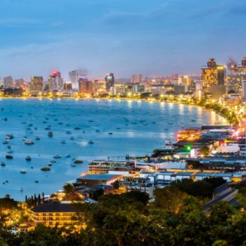Blick über Pattaya am Abend vom Aussichtspunkt aus gesehen