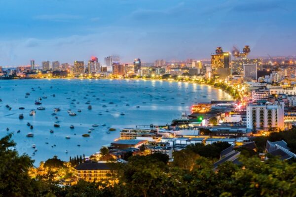 Blick über Pattaya am Abend vom Aussichtspunkt aus gesehen