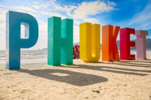 Die Buchstaben Phuket am Strand vonn Patong.