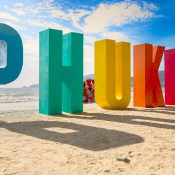 Die Buchstaben Phuket am Strand vonn Patong.