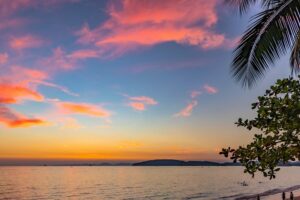 Sonnenuntergang im Strand in der Region Rayong