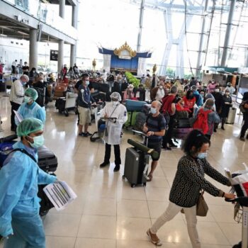 Touristen am Bangkoker Flughafen, als das Test and Go Programm noch aktiv war