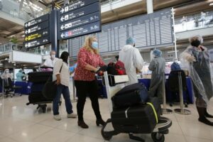 Touristen bei der Ankunft am Bangkoker Flughafen werden vielleicht bald zur Kasse gebeten.