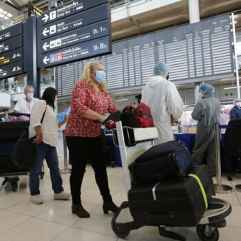 Touristen bei der Ankunft am Bangkoker Flughafen werden vielleicht bald zur Kasse gebeten.