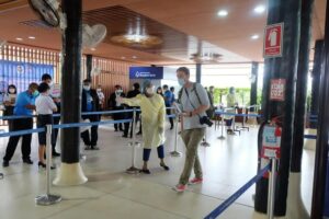 Ein Tourist bei der Ankunft am Flughafen von Koh Samui.