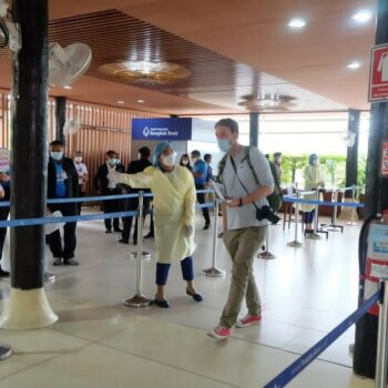 Ein Tourist bei der Ankunft am Flughafen von Koh Samui.