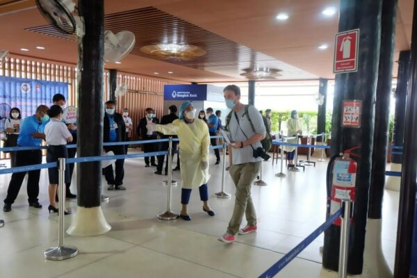 Ein Tourist bei der Ankunft am Flughafen von Koh Samui.