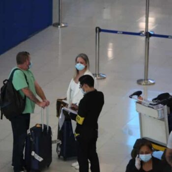 Touristen die am Bangkoker Flughafen im Zuge des Test and Go Programmes einreisen.
