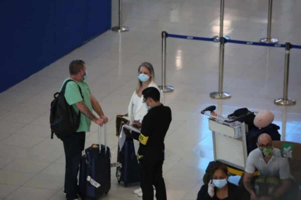 Touristen die am Bangkoker Flughafen im Zuge des Test and Go Programmes einreisen.