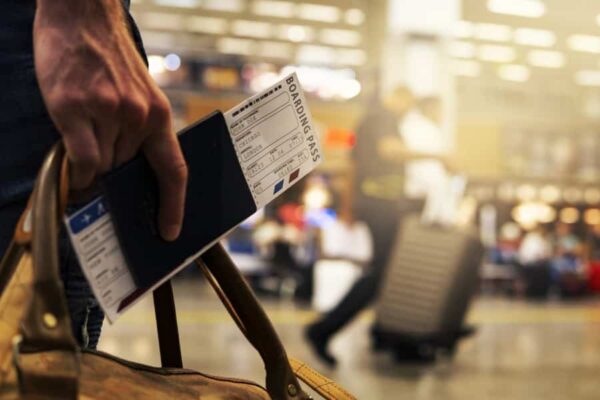 Reisende am Flughafen von Bangkok, wo man in den nächsten Tagen mit steigenden Zahlen rechnet.