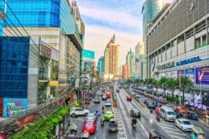 Eine von Bangkok bekannten Straßen mit Shopping Centren und bunten Taxis.