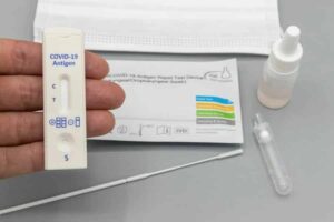 Covid-19 Antigen Test Kit mit welchen sich die Touristen und auch viele Thais, selbst testen.