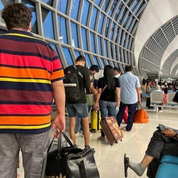 Eine Schlange vor dem Boarding Gate am Bangkoker Flughafen.