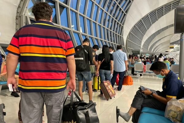 Eine Schlange vor dem Boarding Gate am Bangkoker Flughafen.