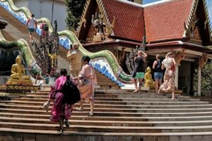 Touristen beim Besuch eines Tempels in Thailand