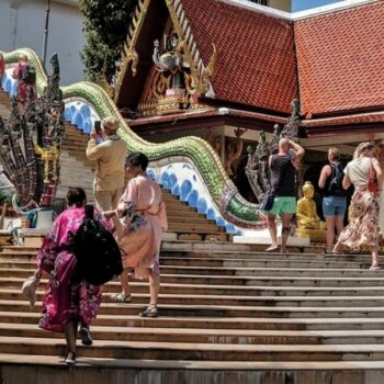 Touristen beim Besuch eines Tempels in Thailand