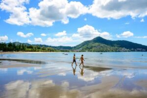 Ein Paar welches auf Phuket ins wasser geht.