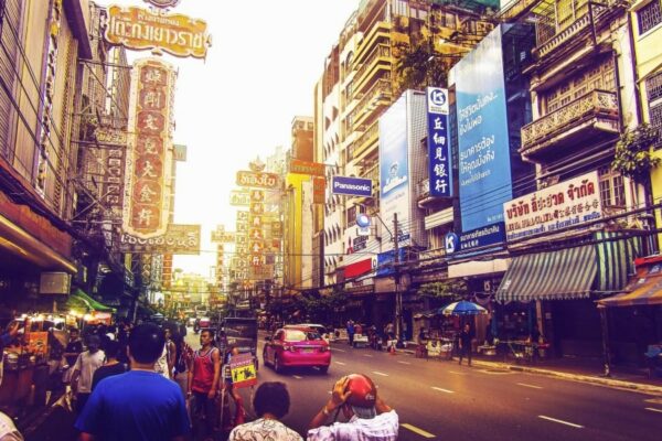 Eine typische Straße von Bangkok in der geschäftiges Treiben herrscht.