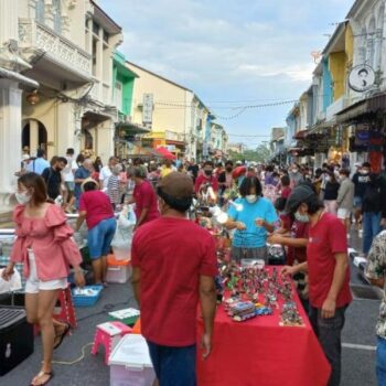 Touristen die im Zuge des ersten Test and Go Programmes nach Phuket kamen.