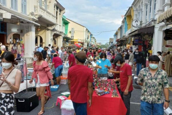 Touristen die im Zuge des ersten Test and Go Programmes nach Phuket kamen.