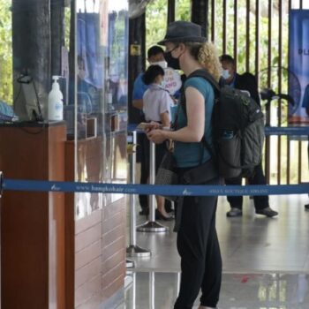 Russische Touristin bei der Ankunft auf Koh Samui am Flughafen von Koh Samui.