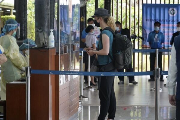 Russische Touristin bei der Ankunft auf Koh Samui am Flughafen von Koh Samui.