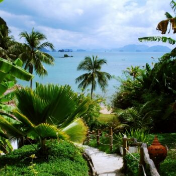 Eine Bucht im Süden Thailands in der Nähe der Phang Nga Bucht, Krabi, Thailand