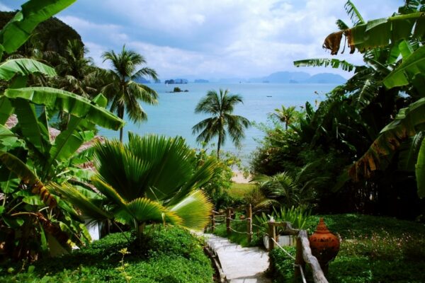 Eine Bucht im Süden Thailands in der Nähe der Phang Nga Bucht, Krabi, Thailand