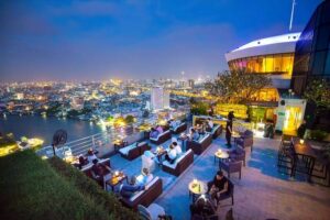 Die Rooftop Bar 360 des Millenium Hilton am Chao Phraya River.