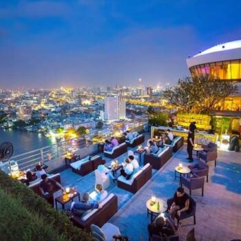 Die Rooftop Bar 360 des Millenium Hilton am Chao Phraya River.