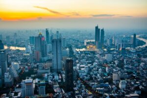 Blick über die Skyline von Bangkok mit dem bekannten Lebua Tower