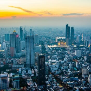 Blick über die Skyline von Bangkok mit dem bekannten Lebua Tower