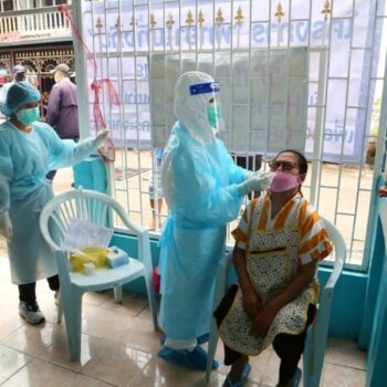 Eine Frau bei der ein PCR Test durchgeführt wird in Pattaya