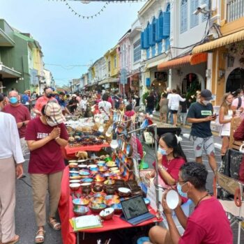 Touristen die in der Altstadt von Phuket über den Markt laufen und shoppen.