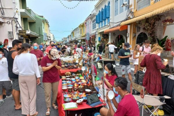 Touristen die in der Altstadt von Phuket über den Markt laufen und shoppen.