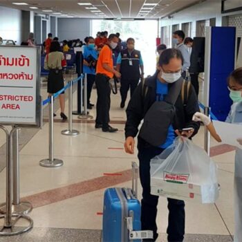 Kontrolle der Touristen bei der Einreise nach Thailand