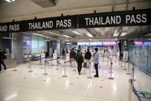 Der Thailand PAss Kontrollbereich am Bangkoker Flughafen in Thailand.