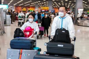 Chinesische Touristen bei der Einreise am Bangkoker Flughafen.