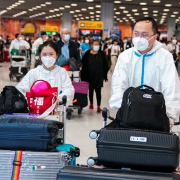 Chinesische Touristen bei der Einreise am Bangkoker Flughafen.