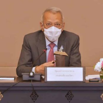 der thailändische Gesundheitsminister auf einer Pressekonferenz.