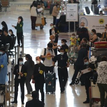 Touristen am Flughafen von Bangkok die im Zuge des Test and Go Programmes nach Thailand eingereist sind