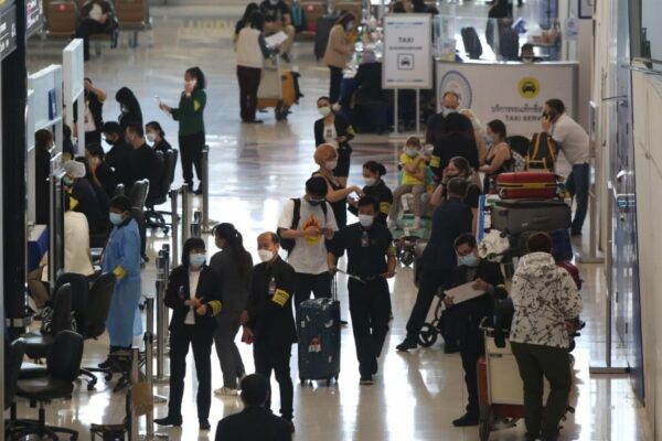 Touristen am Flughafen von Bangkok die im Zuge des Test and Go Programmes nach Thailand eingereist sind