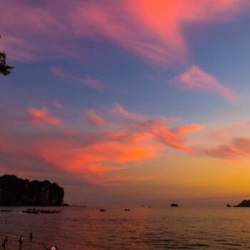 traumhafte Strandkulisse bei Sonnenuntergang in Süd Thailand.