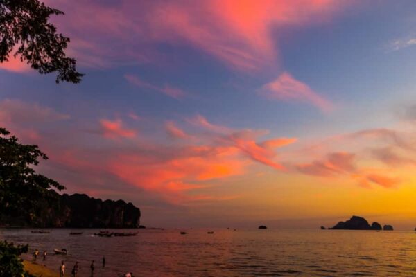 traumhafte Strandkulisse bei Sonnenuntergang in Süd Thailand.