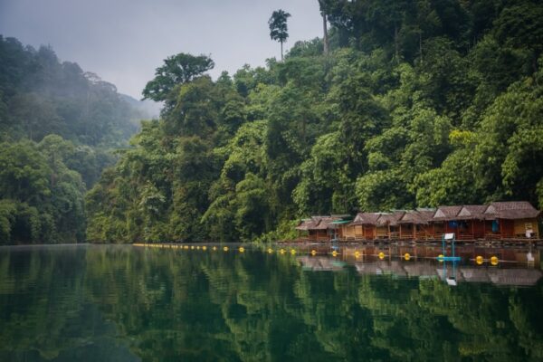 Raft House auf dem Cheow Lan See im Khao Sok Nationalpark.