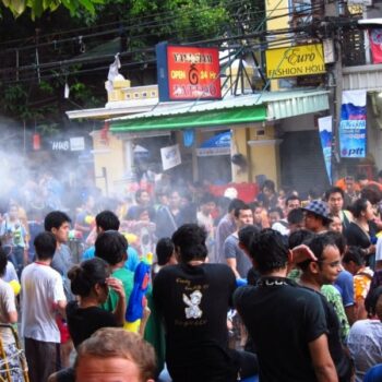 Menschen die in der Khao San Road das Songkran Fest feiern und mit dem Wasser nicht sparsam sind.
