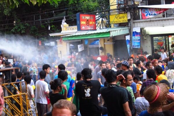 Menschen die in der Khao San Road das Songkran Fest feiern und mit dem Wasser nicht sparsam sind.